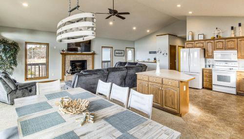 Deck with Lake Mac View! Spacious Family Retreat - Foto 2