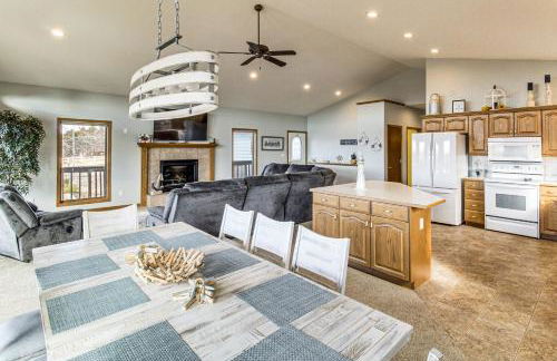 Deck with Lake Mac View! Spacious Family Retreat - Foto 2