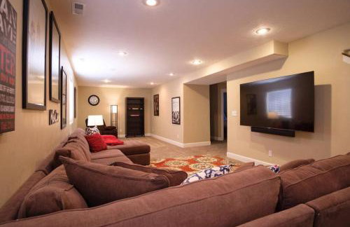 3 Car Garage Full Kitchen Large Backyard Smart TVs - Foto 21