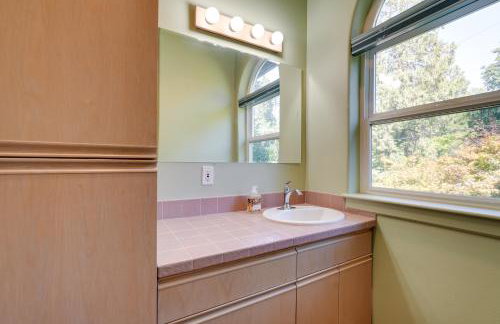 On McKenzie River! Home with Scenic Sunroom - Foto 21