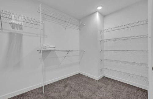 Luxury High-Rise • 18th Floor Condo • Parking 27 - Foto $