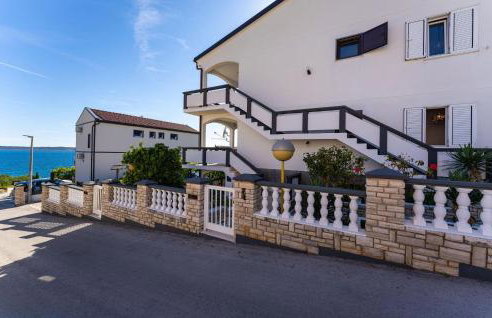 Stunning Apartment In Rtina - Photo 8