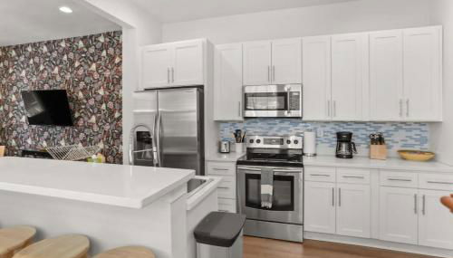 Fabulous Classy and Comfy 3BD 2BA Home and Parking - Foto 3