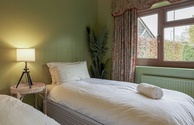 Charming 3BD Cotswolds Family Retreat - Photo 4