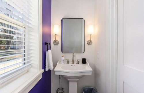 Bancroft Bungalow - Hot Tub, Fire Pit - Near Uptown - Foto 53