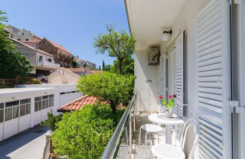 Apartments & Rooms Bari i -Standard One Bedroom Apartment with Balcony and Garden View APT-3 - Photo 1