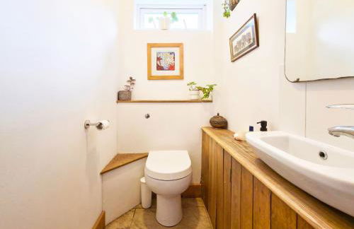 Whimsical Countryside Escape with Sprawling Garden - Foto 18