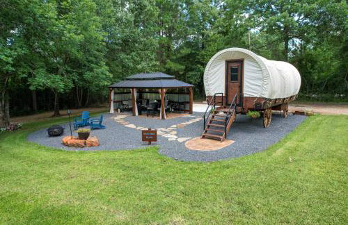 Secluded Luxury Wagon with Pond, King Bed, Full Bath, Patio - Foto 1