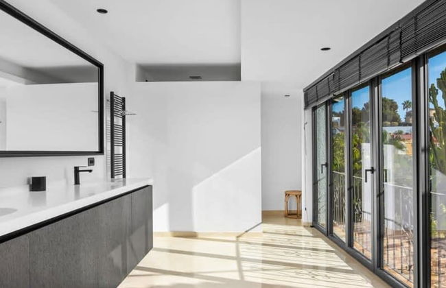 Relax in Luxury at This Stunning Seaside Villa - Photo 11