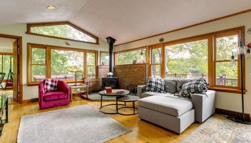 Lakefront Connecticut Retreat Near UConn - Foto 3