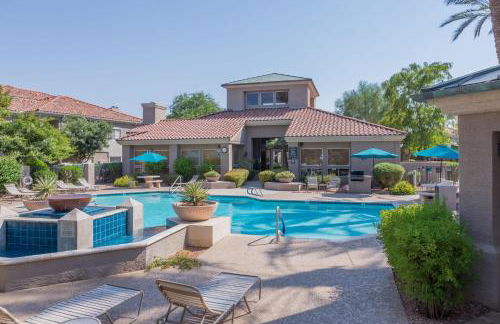 Modern Retreat in Ahwatukee Heated Pool Spa Gym - Foto 30