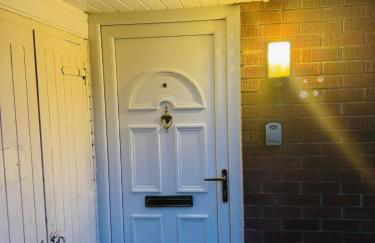 Luxury 2-Bed Apartment,Office with Built-In TV King Bed, Private Entrance and free Parking - Foto 43