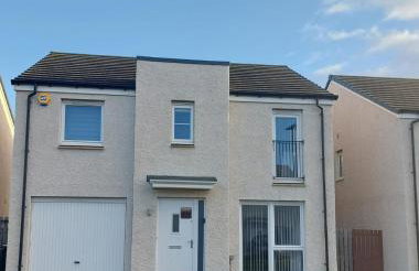 Beautiful 4-Bedroom House with Private Garden & Parking - Foto 24