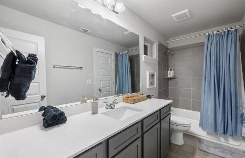 Luxe Modern 4B House with Office 20 min to DT - Foto 10