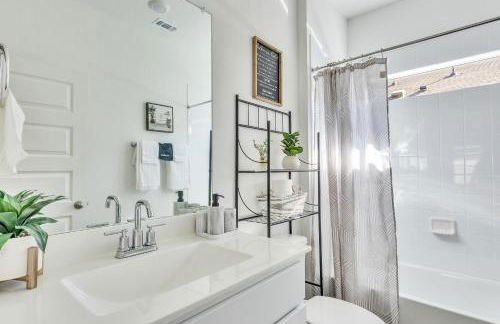 Stylish 4BR Family Home with Game Room and Backyard - Foto 24