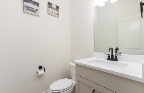 Adventure Base Camp Pet Friendly with Resort Living Pool, Arcade, Pickle-ball - Foto 33