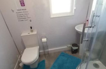 3 Bed Chalet - Sleeps 6 - Parking - Garden - Wifi - Foto 8