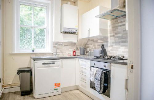 3 Bedroom House - Free Parking-Hospital-Contractors-Families - Long Stay Rates Available - Photo 18