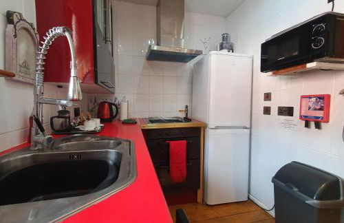 FREE DOG STAY - LARGE APARTMENT - Walk in Shower -FULL Kitchen - Free On Street Parking, NETFLIX - Super Fast WiFi - DVD's-Welcome Tray - No Deposits - Just Meters from Gavin n Stacey Film House - Foto 6