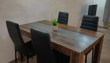 100 qm Apartment,WLAN, TV free Parking,24 h check-in, ,full kitchen,Untergeschoss ,3 Schlafzimmer -Wohnzimmer integriert - Foto 3