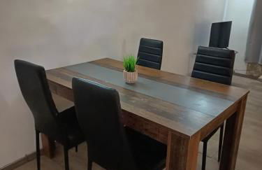 100 qm Apartment,WLAN, TV free Parking,24 h check-in, ,full kitchen,Untergeschoss ,3 Schlafzimmer -Wohnzimmer integriert - Foto 3