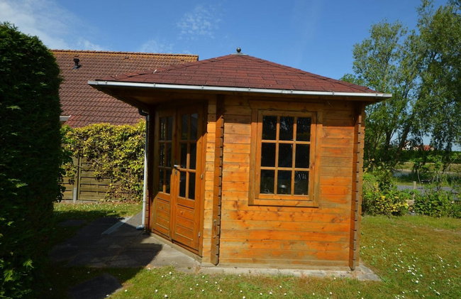 Lively Bungalow on the Water - Photo 21