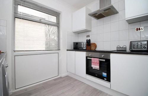 Peaceful 3 Bed Flat with Parking and Balcony by CTO Serviced Apartments - Foto 15