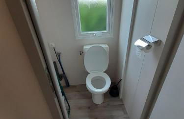 Mobil home camping les Charmettes 4 étoiles les MATHES en Charente Maritime prés du ZOO de la Palmyre 8 personnes tout confort 3 chambres 2salles de bains 2 WC Lave linge lave vaisselle Climatisation bien situé - Foto 10