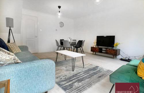 Knaphill, Woking - 3 Bed House - With Garden - Photo 2