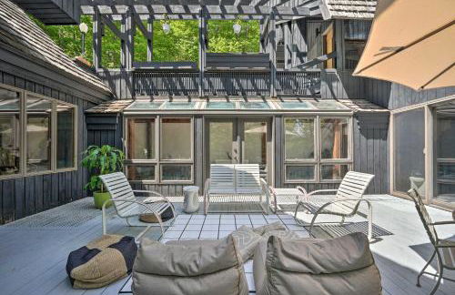 Luxe Plymouth Chalet with Indoor Pool and 3 Decks! - Foto 3