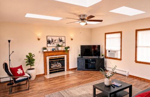 5BR Accessible Valley & Lake View Home Near Cornell - Sleeps 10 - Foto 42