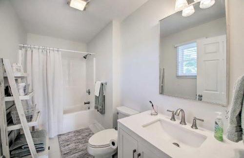 Benton Harbor Lake House with Dock and Fire Pit! - Foto 13