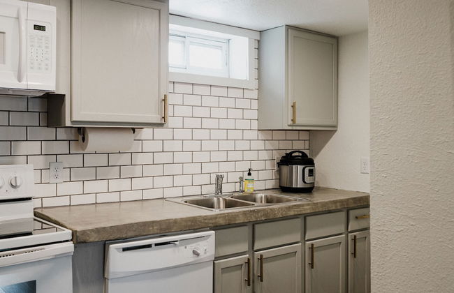 Cozy Local Apartment - Photo 12