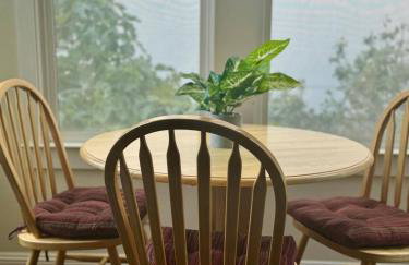 Amazing, Sunny, and Spacious! Steps to Campus! - Photo 1