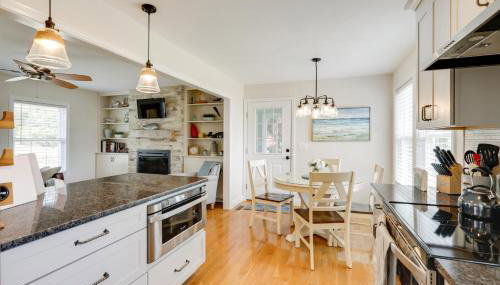 Walk to Pawcatuck River Family-Friendly Home! - Foto 5