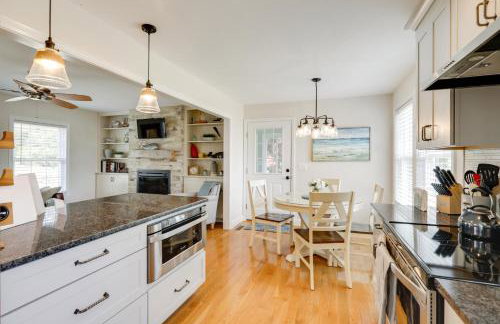 Walk to Pawcatuck River Family-Friendly Home! - Foto 5