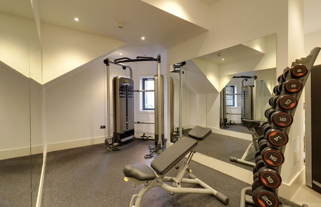 Apartment Sleeps 2 With Free Parking - Photo 13