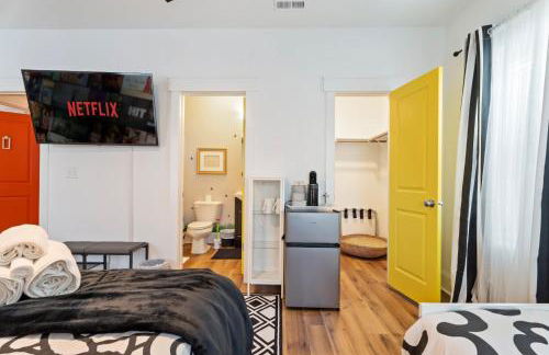 4BR Themed Stay Suite Near NC State Downtown Sleeps 10 - Foto 19