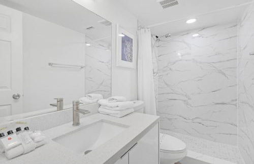 Waterfront Oasis 2BR 2BA with Pool, Gym, Balcony & Parking - Foto 17