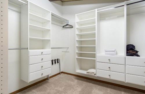 Retro Metro Deck House MCM Gem with Hot Tub & Spectacular Views! - Foto 27