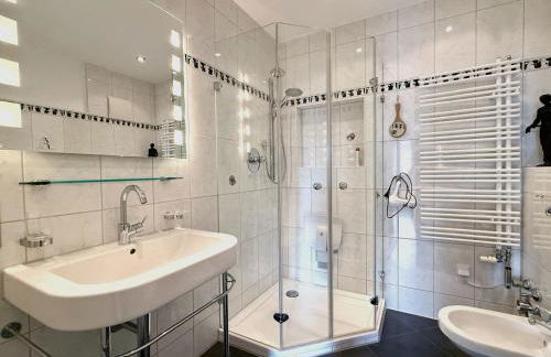 Ferienwohnung Residenz am See - exklusive Wohnung in erster Reihe mit Balkon und Seeblick - Photo 10