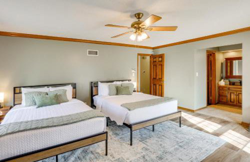 3,000-Sq-Ft Group Getaway with Pool Near Kansas City - Foto 20