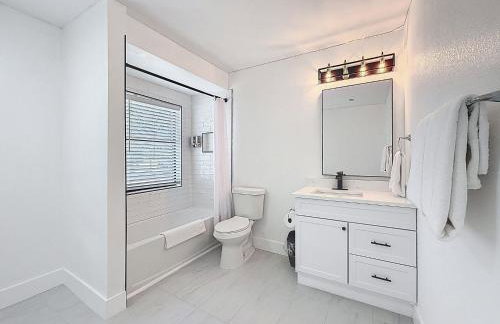 Newly Renovated | Minutes to Riverwalk & Beaches | Tampa Heights - Foto 8