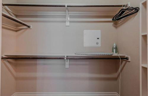 The Castle by the Lake with Pool and Balcony near Grandscape - Foto 65