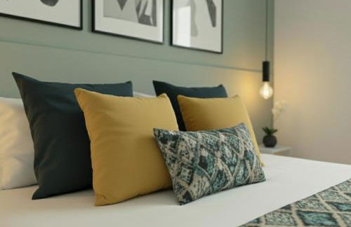 Stylish Persian Blue Room with Private Bath and WiFi - Photo 1