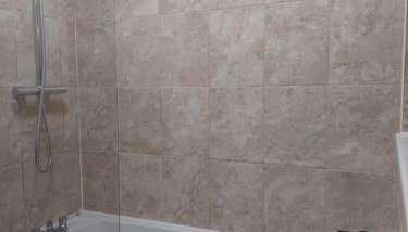 Luxurious Three-Bedroom Family Home with Free Parking - Foto 5, Shower