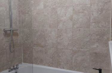 Luxurious Three-Bedroom Family Home with Free Parking - Foto 5