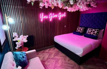 Manchester's ONLY private party suite for 12 with Makeup Room - Photo 1