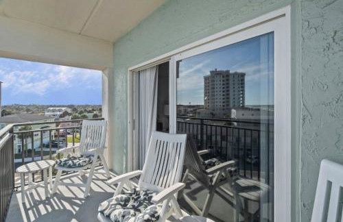 Polished oceanfront condo with pool access, private balcony & washer/dryer - Foto 26