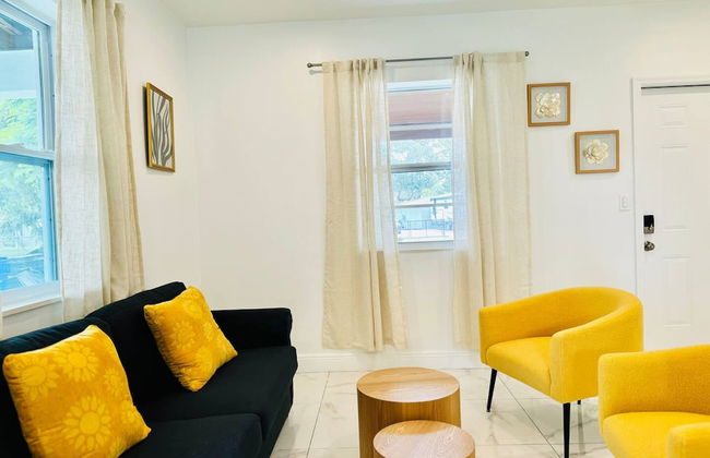 Modern 2-bedroom Retreat Near Beach Airport - Foto 12